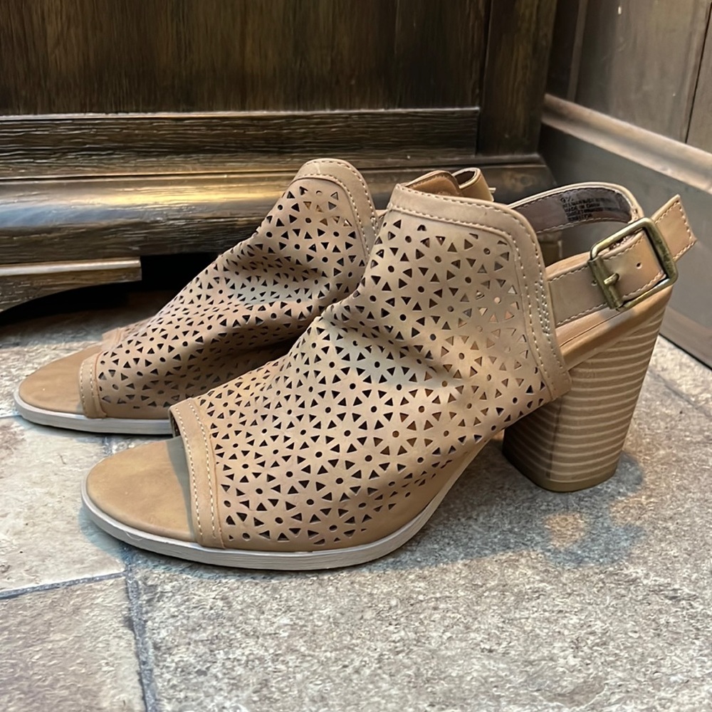 Woman’s Tan Peep-Toe heel sandal with ankle strap size 9.5